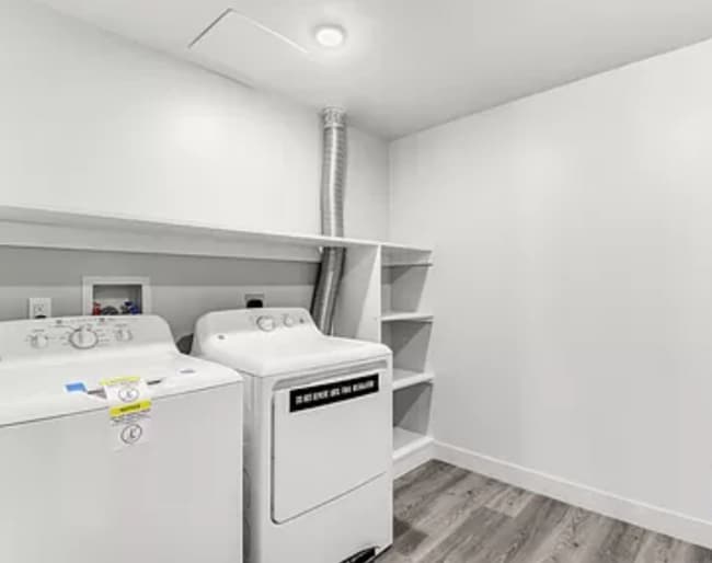 Photo - 7040 Woodman Ave Unidad 105