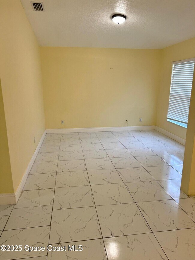 Photo - 3266 Weyburn Ave SE