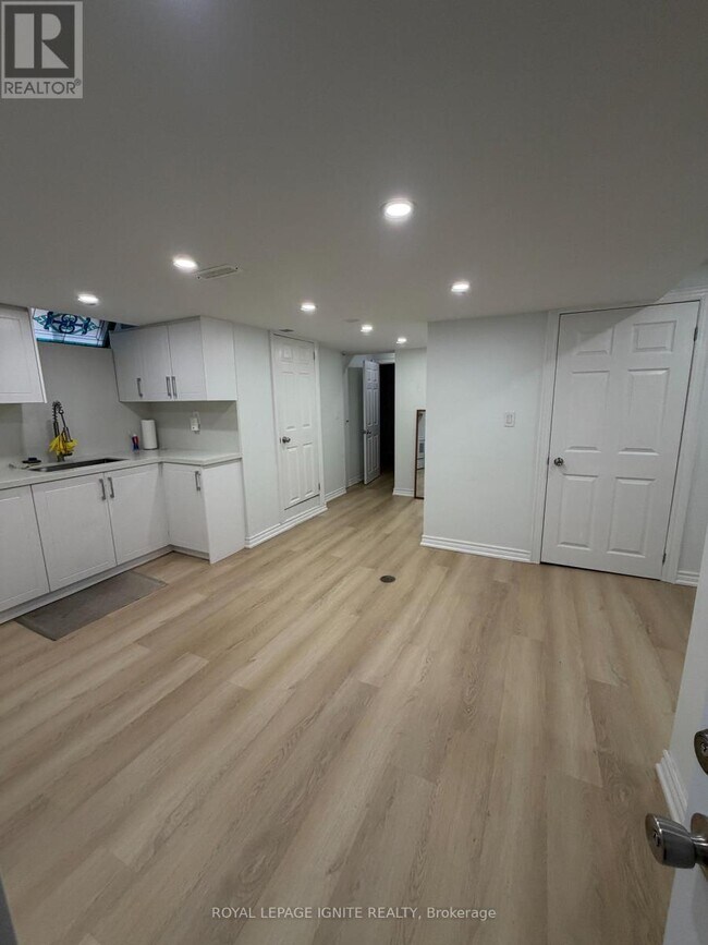 Photo - 21A Lambton Ave
