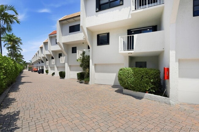 Building Photo - 1222 Hillsboro Mile