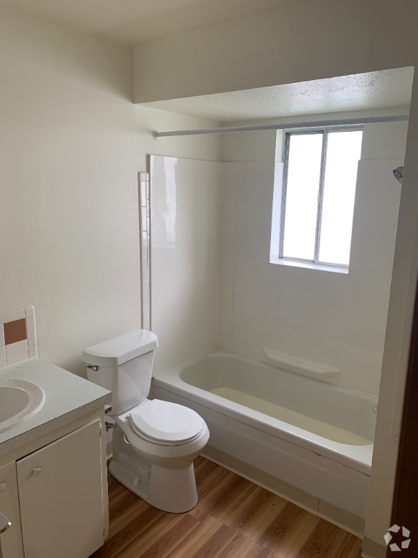 Building Photo - 842 Kromer Ave Rental
