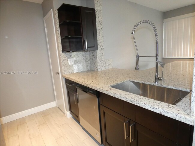 Photo - 2831 N Oakland Forest Dr Unidad 101