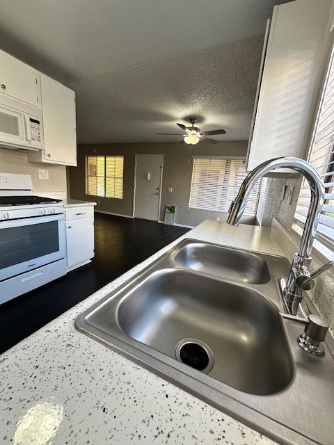 Cocina - 7385 Lariat Pl