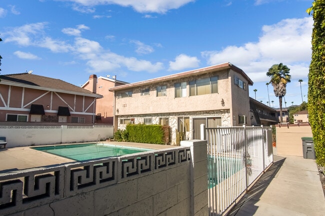 Acacia Courtyard - Acacia Courtyard Apartments