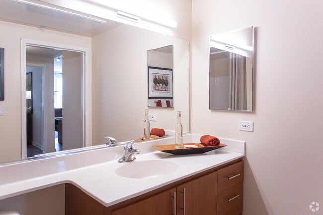 2BR, 2BA-1103 SF