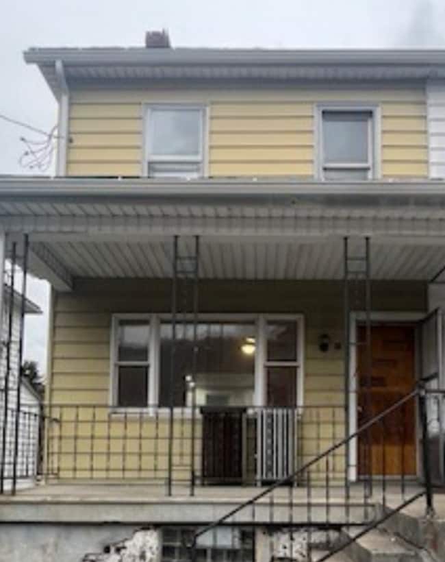 Building Photo - 3-4 bedroom, 2 bathroom