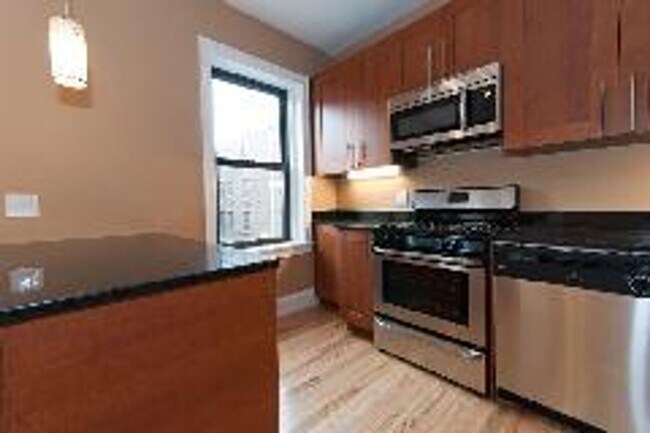 Building Photo - Huge 5 Bed/2 Bath Right On The B Line! Short Walk To Cleveland Circle