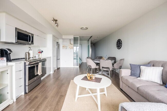 Photo - 462 Front St W Unit ID1037035P