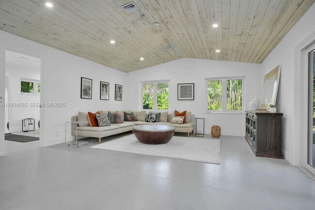 Photo - 117 NE 20th St