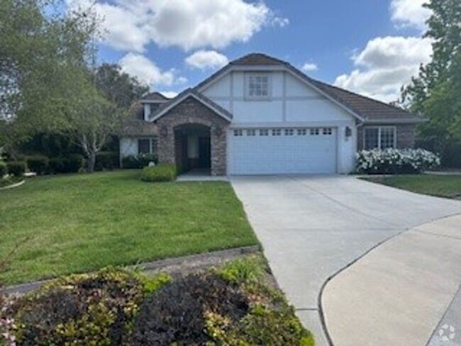 Building Photo - Beautiful Home