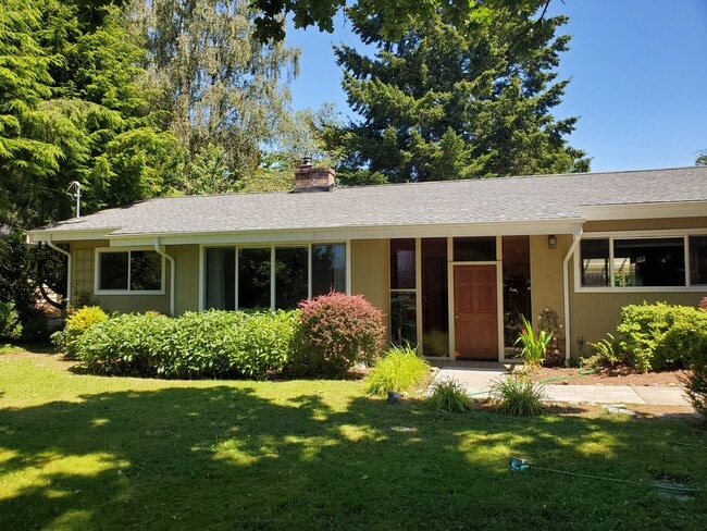 Modern Upgraded 3 bedroom Rambler - Modern Upgraded 3 bedroom Rambler House