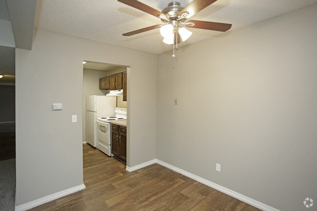 2BR, 2BA - 960 SF