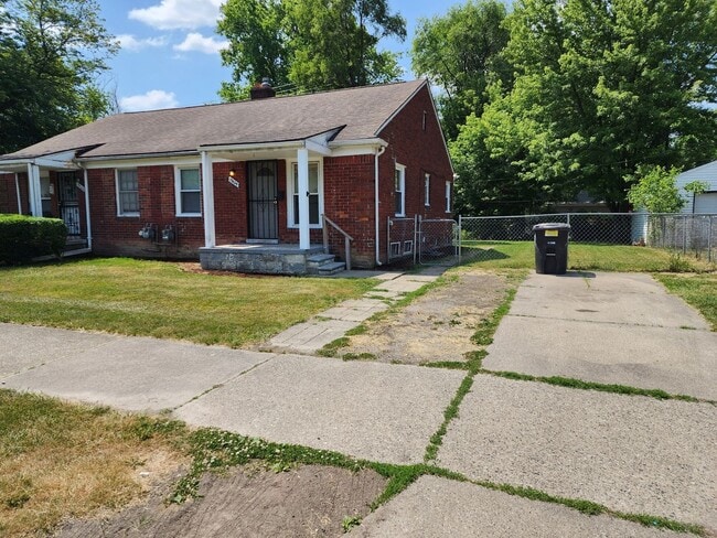 Building Photo - Detroit bungalow, available immediately