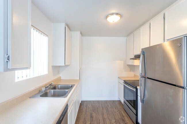 2BR, 1BA - 875SF