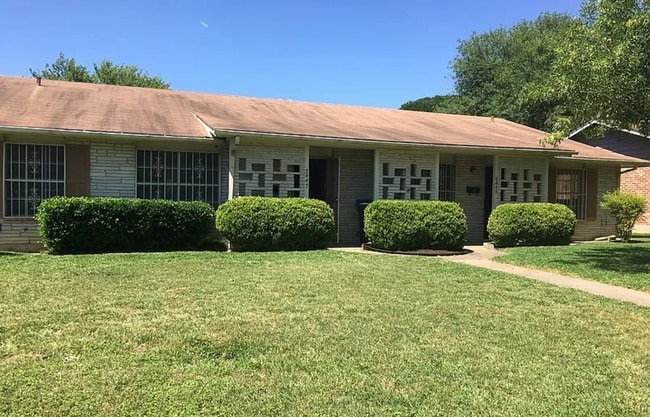 Photo - *COMING SOON* 2 Bedroom / 1 Bath Home South Side Lions Park!