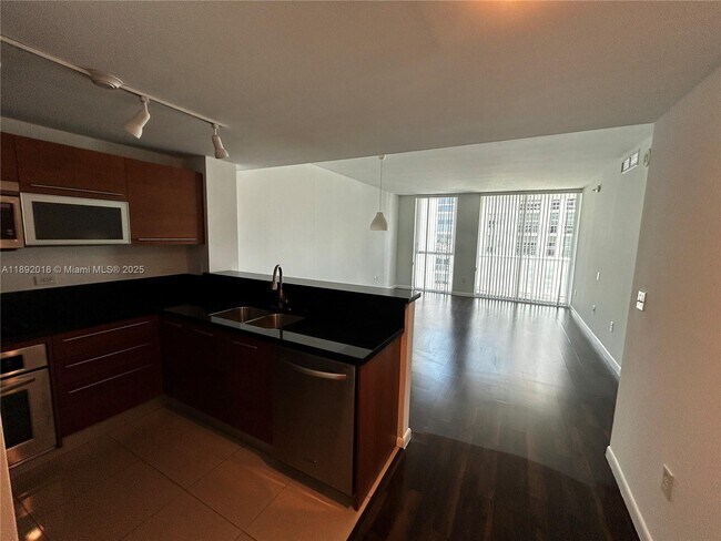 Photo - 253 NE 2nd St Unidad 2806