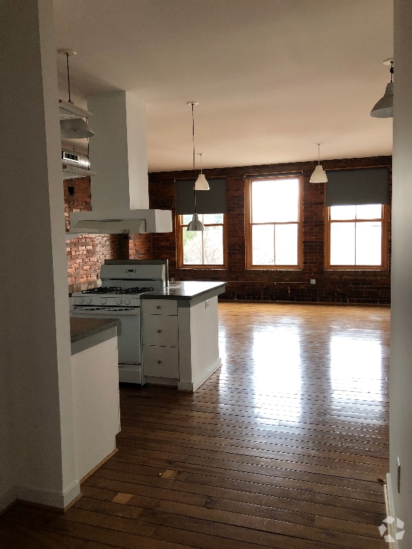Building Photo - 506 S Elm St Rental