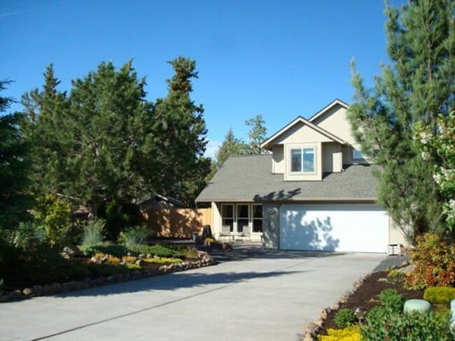 Building Photo - CHECK OUT THIS MODERN, STUNNING HOME IN TH...