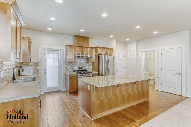 Photo - 3-Bedroom Beaverton Home with Granite Kitchen Island and Fireplace