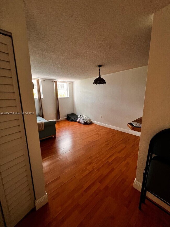 Photo - 210 SW 11th St Unidad 406