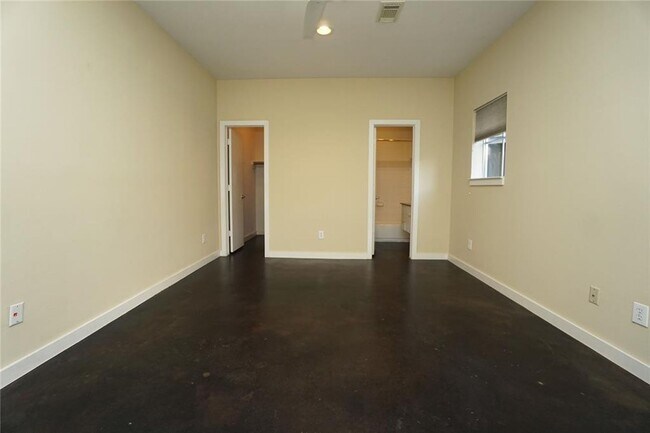 Photo - Stunning Townhouse In A Great Location Nea...