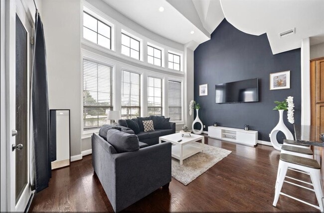 Photo - 2512 Leeland St