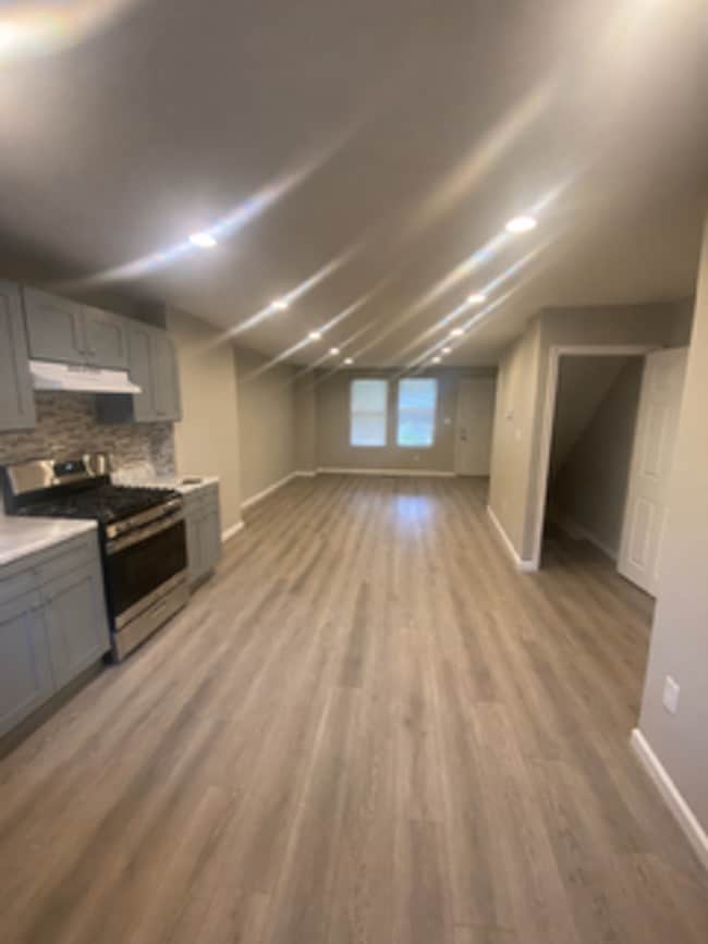 Building Photo - Large Home - Oak Lane