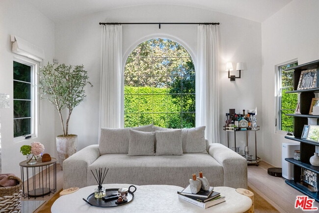 Building Photo - 441 Flores St