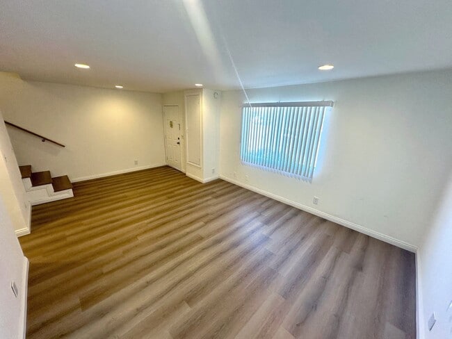 Photo - HUGGGEE UNIT. CENTRAL A/C, 2bd/1.5baths with parking. This unit is SUMMER READY! Unidad 2