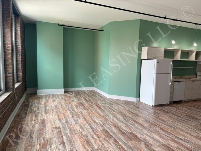 155 Saint Paul #404 Living Space - Hive@155 and Hive Andrews