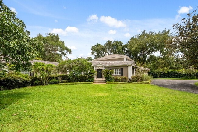 Building Photo - Winter Park Pool Home on half acre lot, st...