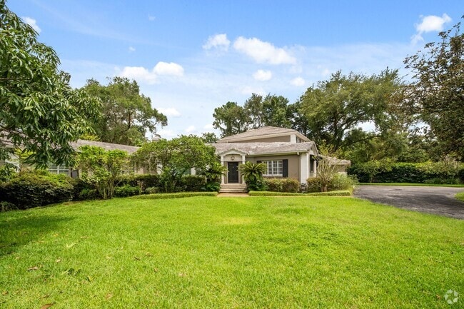 Building Photo - Winter Park Pool Home on half acre lot, st...