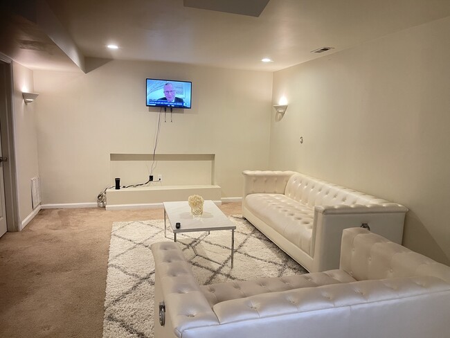 SALA DE ESTAR MODERNA AMUEBLADA - 10410 Napoleon St Unidad FULLY FURNISHED  BASEMENT