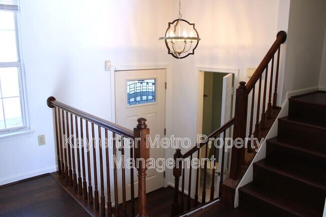 Photo - 6015 Surrey Square Ln