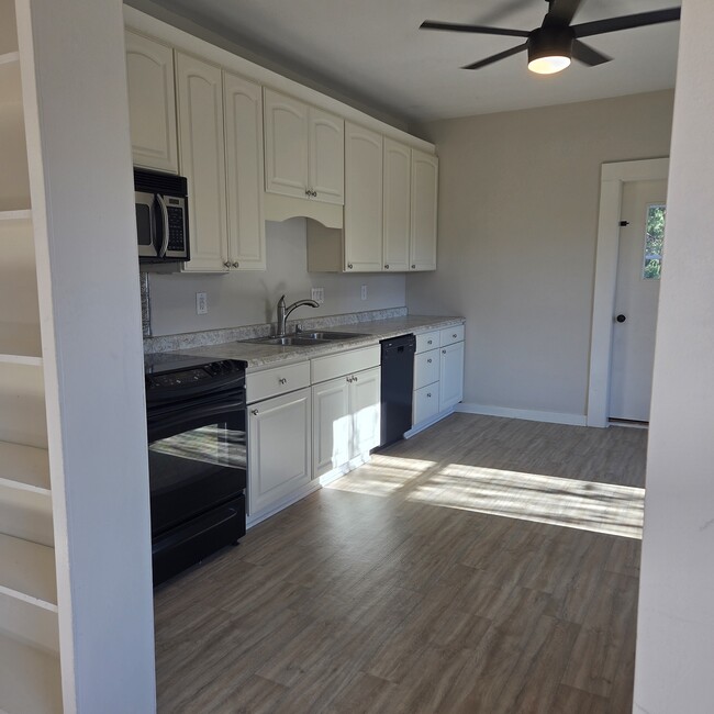 Kitchen - 454 W Wisconsin Ave Unit 2