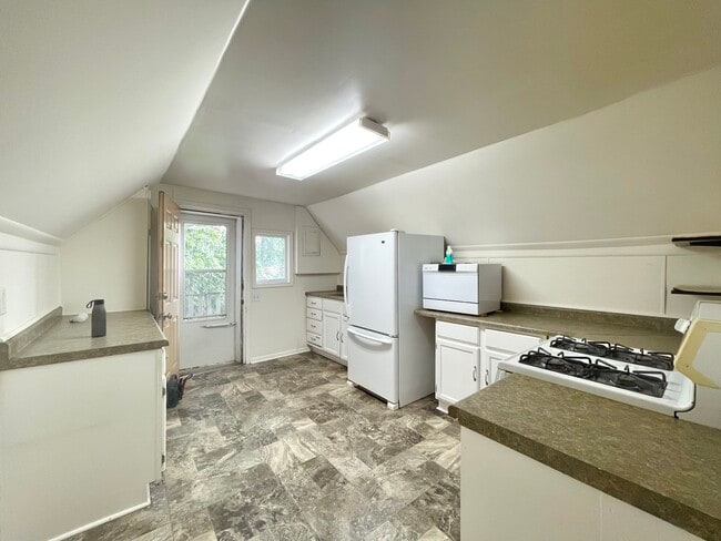 Building Photo - 824 Lowry Ave NE Unit 2