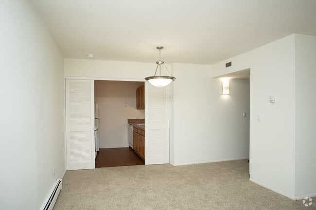 1BR, 1BA - 833 SF The Quarter