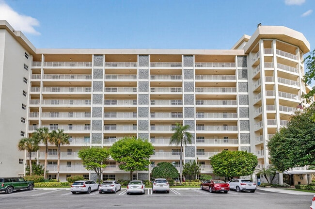 Building Photo - 3499 Oaks Way Unit 703