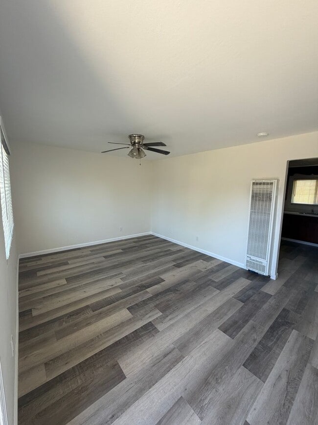 Photo - Recently Renovated 2BD/1BA Triplex Unit - Conveniently Located!
