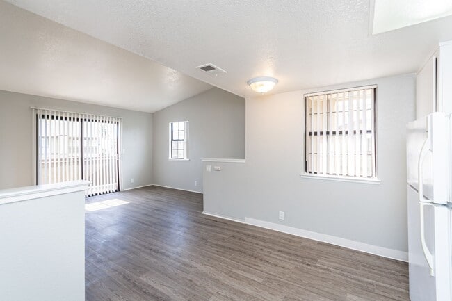 Photo - River Oaks Apartments