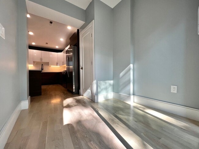 Photo - Luxury 4 Bed/2 Bath, LAUNDRY IN-UNIT, Newl... Unidad 3