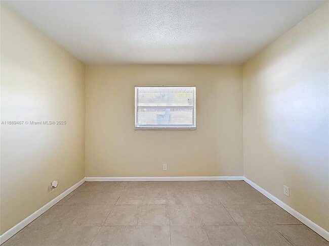 Photo - 240 NW 40th Ct Unit 1