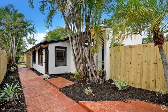 Building Photo - 907 SW 15th Terrace Rental