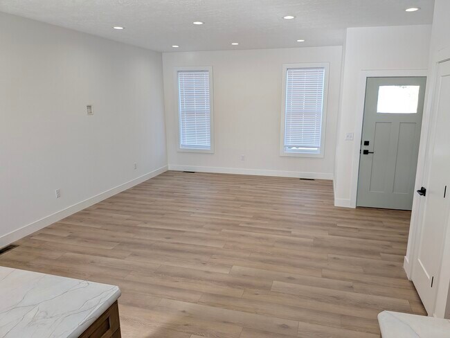 Photo - 162 Robin Rd