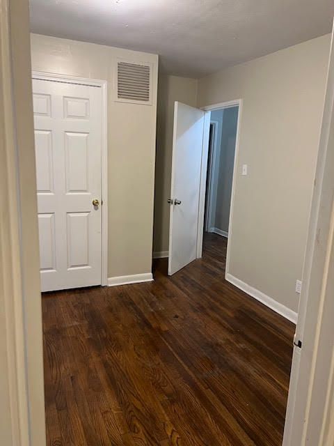 Photo - 3325 Beechmont St