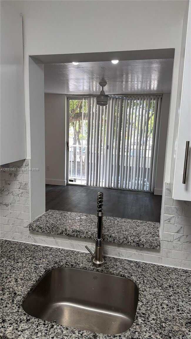 Photo - 1740 NW N River Dr Unit 325