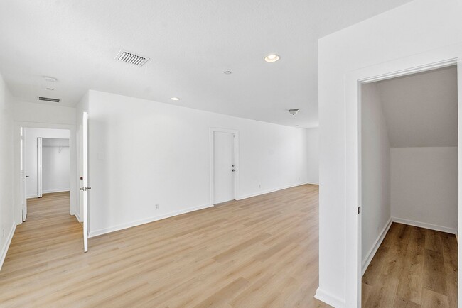 LARGE 3-bed, 3-bath townhome with 2-car ga... - LARGE 3-bed, 3-bath townhome with 2-car ga...