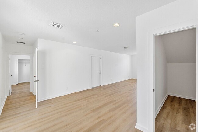 Building Photo - LARGE 3-bed, 3-bath townhome with 2-car ga...