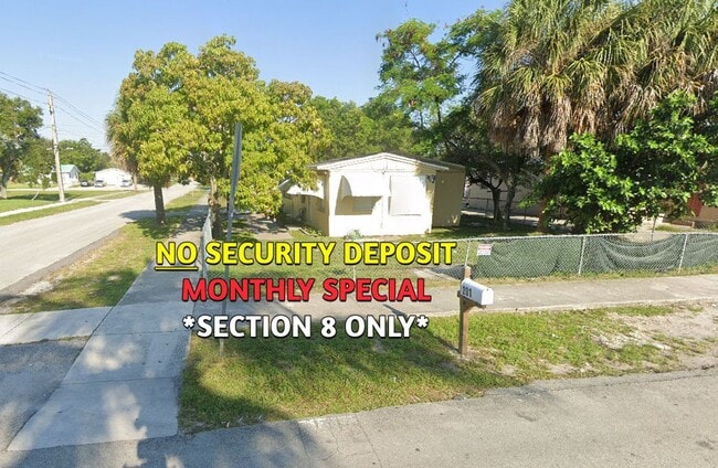 Building Photo - Nice 2-1 house by Walmart