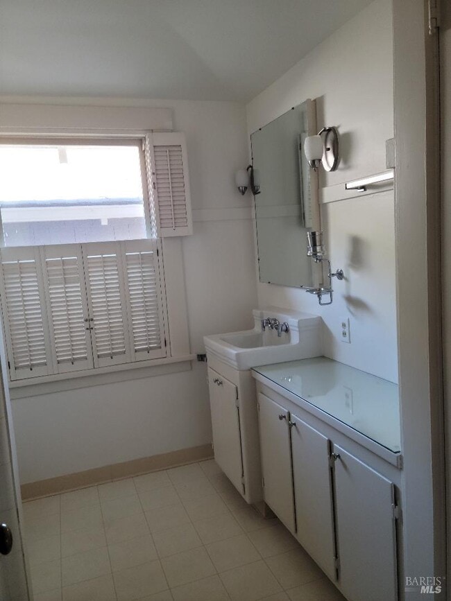 Building Photo - 305 2nd St Rental